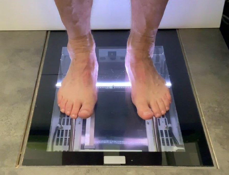 Auf dem Bild sin zwei Füße auf einem Scanner stehend zu sehen