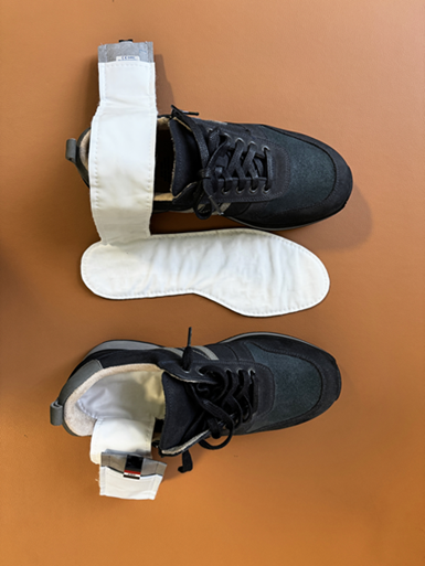 Auf dem Bild sind Schuhe mit Messeinlagen zu sehen